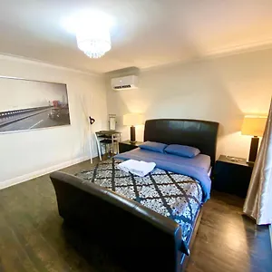 Guest house - Affordable With Smart Tv, Shared Kitchen
